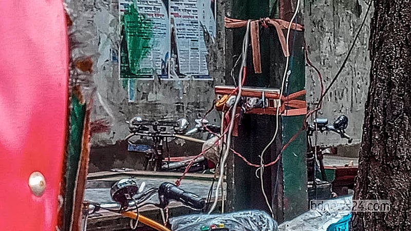 তেজগাঁও শিল্পাঞ্চল এলাকায় ফুটপাতে ব্যাটারির রিকশা চার্জ করার জন্য লোহার খুঁটিতে ঝুলিয়ে রাখা হয়েছে বিদ্যুৎ সংযোগ পয়েন্ট। ফুটপাতে এমন অরক্ষিতভাবে বিদ্যুৎ লাইন টানার ফলে যেকোনো সময় দুর্ঘটনা ঘটতে পারে
