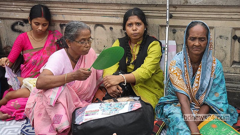 দীর্ঘ প্রতীক্ষার পর ট্যুরিস্ট ভিসা চালু হলেও আবেদনকারীদের পোহাতে হচ্ছে  ভোগান্তি; যমুনা ফিউচার পার্কের ভিসা কেন্দ্রের বাইরে ফুটপাতে চাদর বিছিয়ে বিশ্রাম নিচ্ছেন কয়েকজন নারী