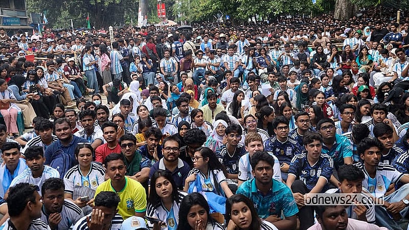 বিশ্বকাপ ফুটবলে আর্জেন্টিনার খেলা বড় পর্দায় দেখতে রোববার সকালে ঢাকা বিশ্ববিদ্যালয়ের টিএসসি পায়রা চত্বরে ভিড় করেন হাজারো ভক্ত-সমর্থক