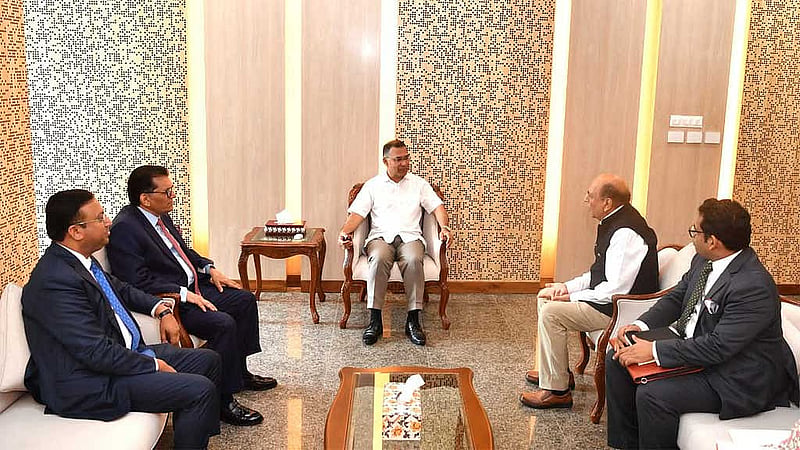 ঢাকায় ভারতীয় হাই কমিশনার দীনেশ ত্রিবেদী সোমবার প্রথমবারের মত প্রধানমন্ত্রী তারেক রহমানের সঙ্গে সৌজন্য সাক্ষাৎ করেন। ছবি: পিএমও