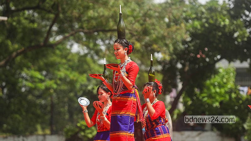 আন্তর্জাতিক আদিবাসী দিবস উপলক্ষ্যে রোববার কেন্দ্রীয় শহীদ মিনার প্রাঙ্গণে বাংলাদেশ আদিবাসী ফোরাম আয়োজিত অনুষ্ঠানে ঐতিহ্যবাহী পোশাকে নৃত্য পরিবেশন করছেন আদিবাসী তরুণ-তরুণীরা