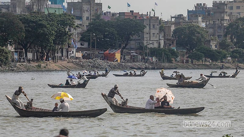 ঢাকায় কয়েক দিন ধরে তীব্র রোদ পড়ছে। রোদ রক্ষা পেতে ছাতা মাথায় বুড়িগঙ্গা পাড় হচ্ছেন যাত্রীরা