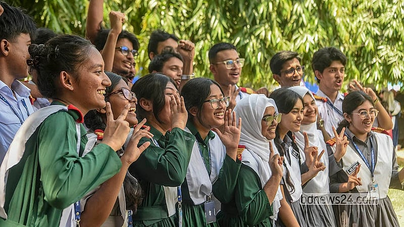 এসএসসি পরীক্ষায় শতভাগ পাসের সাফল্যে আনন্দে মেতেছে উত্তরা রাজউক মডেল কলেজের শিক্ষার্থীরা।
