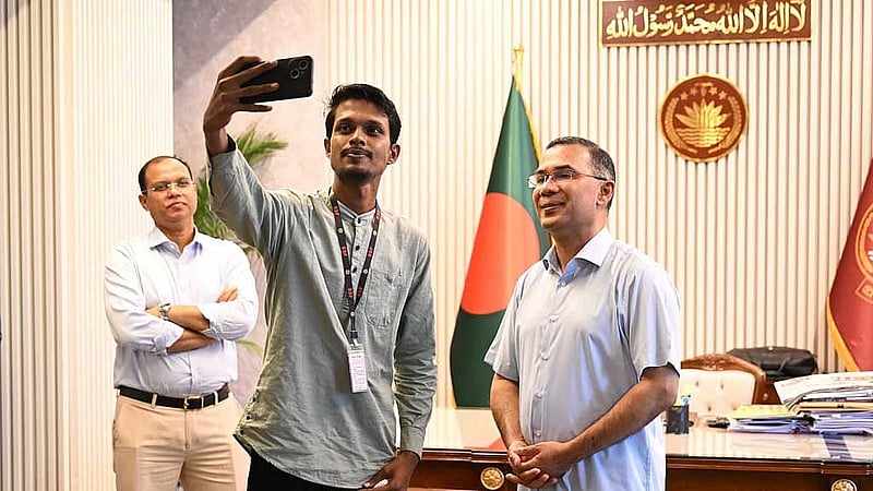সচিবালয়ে প্রধানমন্ত্রী তারেক রহমানের সাক্ষাৎ পেয়েছেন ঢাকায় একটি ভবনের নিরাপত্তা প্রহরী তাবিউল ইসলাম রাকিব। ছবি: পিআইডি