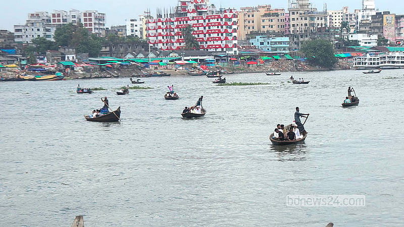 পুরনো ঢাকার বাদামতলী এলাকায় ছোট ছোট নৌকায় বুড়িগঙ্গা পার হচ্ছেন যাত্রীরা। এসব নৌকায় নদী পার হতে জনপ্রতি ভাড়া লাগে ১০ টাকা