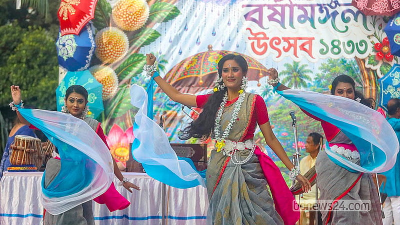 বর্ষামঙ্গল উৎসবে নৃত্য পরিবেশন করছেন শিল্পীরা। শনিবার রাজধানীর ধানমন্ডির রবীন্দ্র সরোবরের মুক্তমঞ্চে এ অনুষ্ঠানের আয়োজন করে বর্ষা মঙ্গল পর্ষদ