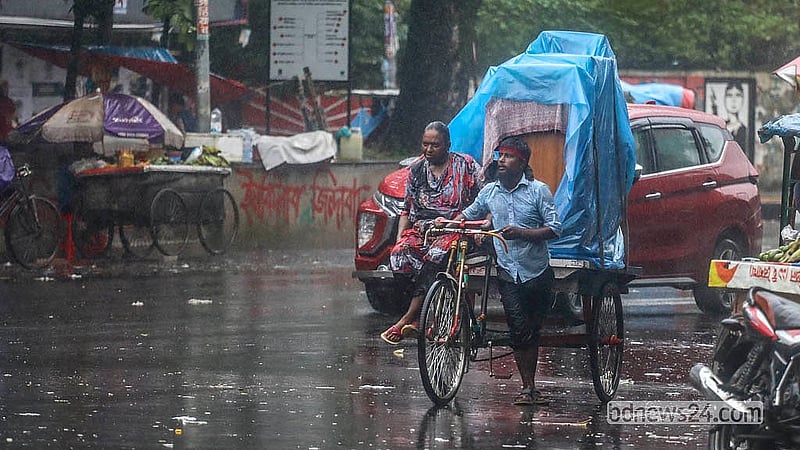 শুক্রবার সারা দিন থেমে থেমে বৃষ্টি ঝরেছে ঢাকায়। এতে নানা কাজে বের হওয়া নগরবাসী ও পথচারীরা পড়েন দুর্ভোগে