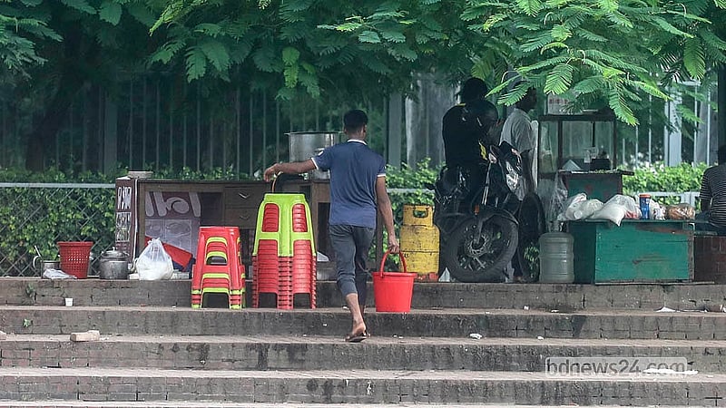 ক্রিসেন্ট লেক থেকে বালতি ভরে পানি নিয়ে যাচ্ছে চায়ের এক দোকানি। দূষিত এ পানি ব্যবহার করা হচ্ছে নানা কাজে