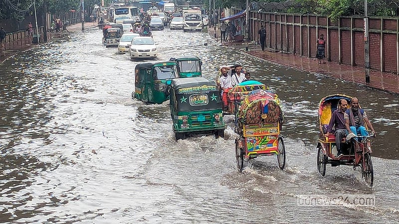 কয়েক দিনের ভারি বৃষ্টিতে ঢাকা বিশ্ববিদ্যালয়ের কার্জন হলের সামনের সড়কে জলাবদ্ধতা দেখা দিয়েছে। সড়ক তলিয়ে যাওয়ায় সিএনজি চালিত অটোরিকশা, প্রাইভেটকার ও রিকশার মতো বাহন সোমবার চলেছে ধীরগতিতে।
