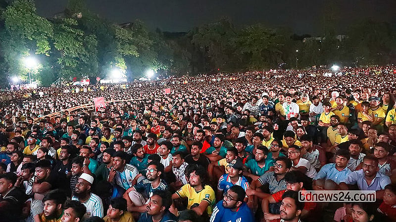 বড় পর্দায় ব্রাজিল ও জাপানের মধ্যকার খেলা দেখতে সোমবার রাতে ঢাকা বিশ্ববিদ্যালয়ের মুহসীন হল মাঠে ভিড় করেন হাজারো ফুটবলপ্রেমী