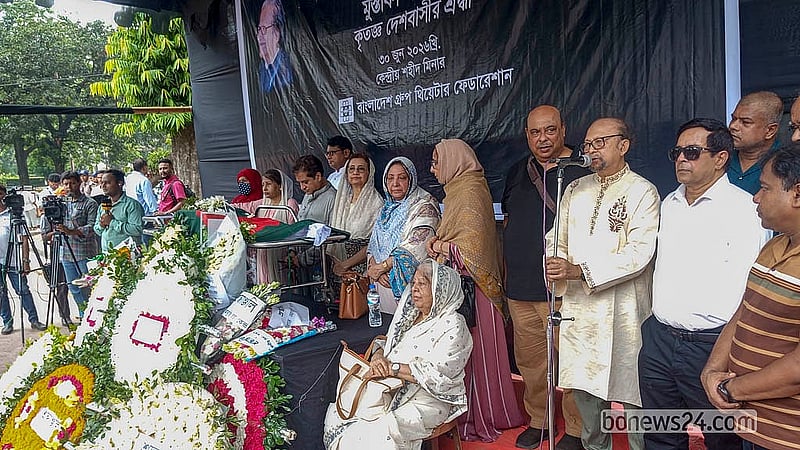 কেন্দ্রীয় শহীর মিনারে মঙ্গলবার বরেণ্য চিত্রশিল্পী মুস্তাফা মনোয়ারের কফিনে শ্রদ্ধা জানিয়ে কথা বলেন চিত্রশিল্পী হাশেম খান