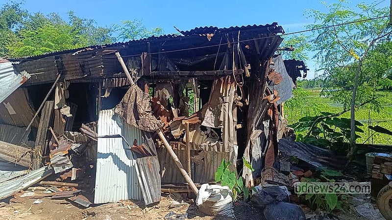 গড়কাটি গ্রামে হামলার শিকার নিখিল রায়ের বাড়িতে ভাঙচুরের চিহ্ন। 