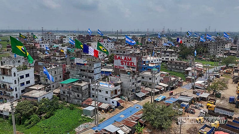 ঢাকার সাভারে আমিনবাজার এলাকায় বহু ভবনের ছাদে উড়ছে ফুটবল বিশ্বকাপে অংশগ্রহণকারী বিভিন্ন দেশের পতাকা