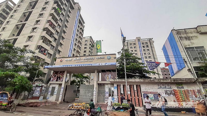 ঢাকায় তেজগাঁও সরকারি কর্মকর্তা-কর্মচারী কোয়ার্টার ছেয়ে গেছে আর্জেন্টিনা ও ব্রাজিলের পতাকায়