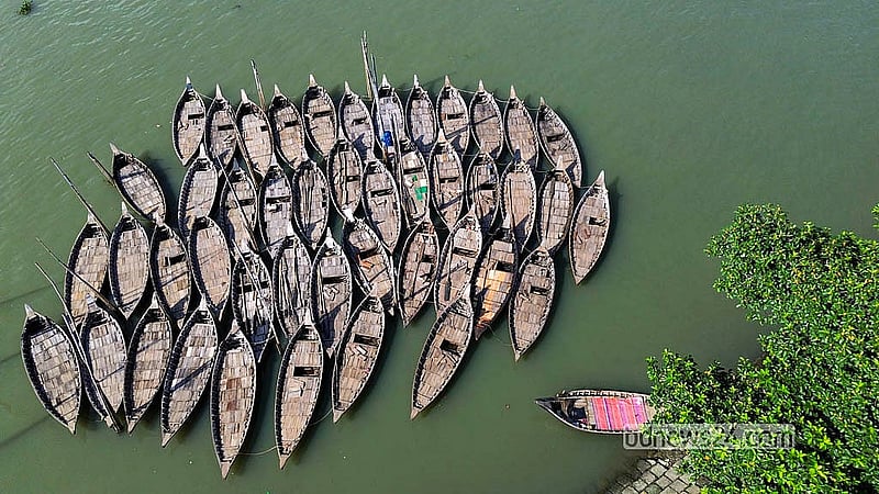 অলস ‍দুপুরে ‍পুরান ঢাকার বাবুবাজার সেতু এলাকায় বেঁধে রাখা নৌকার সারি