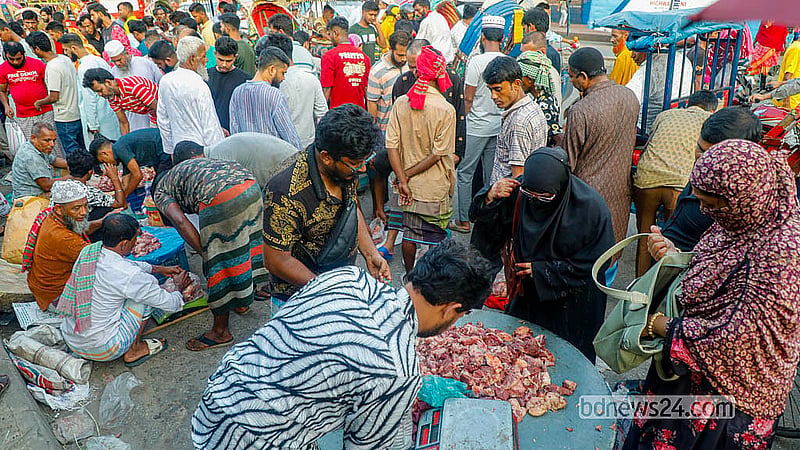 রাজধানীর নয়াবাজার এলাকায় অস্থায়ী বাজারে কোরবানির মাংস কেনার ভিড়। এখানে মান অনুযায়ী প্রতিকেজি মাংস বিক্রি হচ্ছে ২০০ থেকে ৯০০ টাকায়