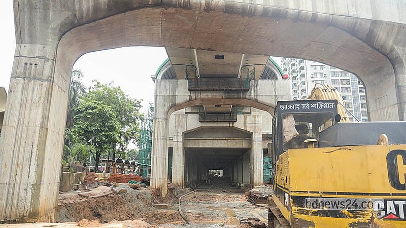 কমলাপুর রেলওয়ে স্টেশনের সামনে নির্মাণাধীন মেট্রোরেল স্টেশনটির নিচের সড়কপথ, ‘কনকোর্স লেভেল’ ও প্রবেশপথের গ্রাউন্ড লেভেলের অবকাঠামো তৈরির কাজ চলছে