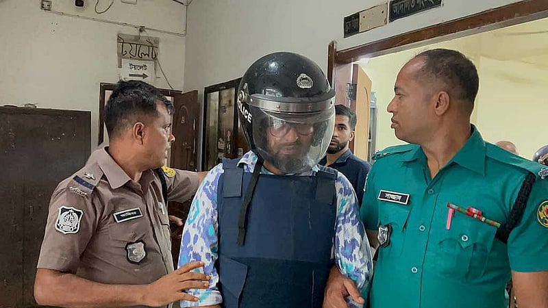 আদালতে ইইউবি ট্রাস্টি বোর্ডের ভারপ্রাপ্ত চেয়ারম্যানের পিএস নিছার উদ্দিন আকাশ।