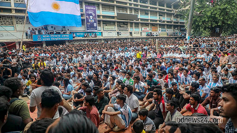 ঢাকা বিশ্ববিদ্যালয়ের টিএসসি পায়রা চত্বরে বুধবার সকালে আর্জেন্টিনা ও আলজেরিয়ার খেলা বড় পর্দায় দেখতে ফুটবলপ্রেমীদের ভিড়