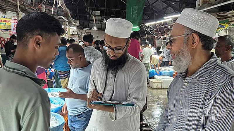 ভরা মৌসুমে ইলিশের বাজারে ইলিশের সরবরাহ কমে যাওয়ার কারণ খুঁজতে গত মাসে চাঁদপুরে বড় স্টেশন মাছঘাটে ব্যবসায়ী, আড়তদার, জেলে ও ক্রেতাদের সঙ্গে কথা বলেন বিশেষজ্ঞরা।