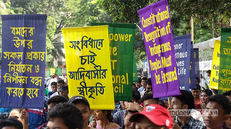 আন্তর্জাতিক আদিবাসী দিবস উপলক্ষ্যে রোববার কেন্দ্রীয় শহীদ মিনার থেকে বর্ণাঢ্য শোভাযাত্রা বের করে ‘বাংলাদেশ আদিবাসী ফোরাম’। হাতে প্ল্যাকার্ড নিয়ে তারা বিভিন্ন দাবিদাওয়া তুলে ধরে