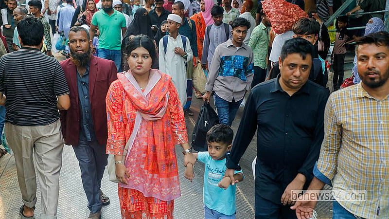 পরিবার-পরিজন নিয়ে ঈদের পরদিন শুক্রবার রাজধানী ছেড়েছেন অনেকে