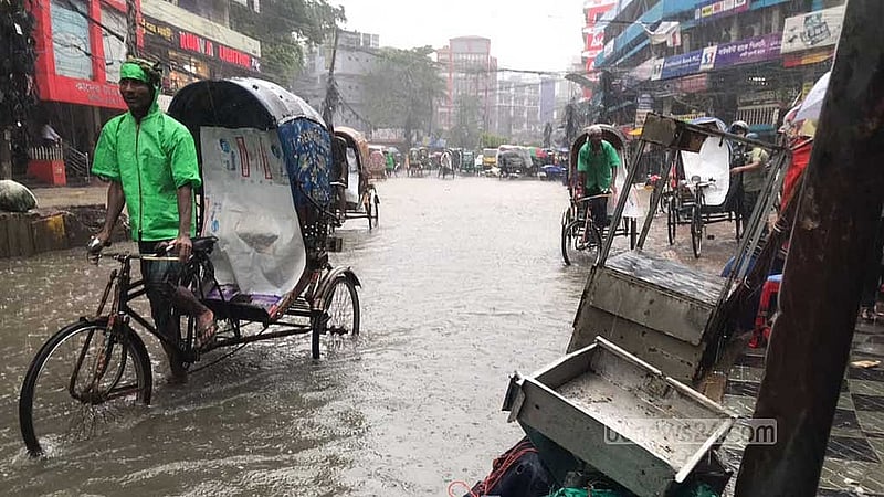 নগরীর তিন পোলের মাথা এলাকায়।ছবি- সুমন বাবু