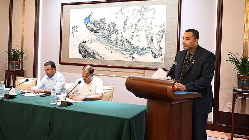 বেইজিংয়ে সংবাদ সম্মেলনে বক্তব্য রাখেন প্রধানমন্ত্রীর কার্যালয়ের মুখপাত্র মাহদী আমিন।