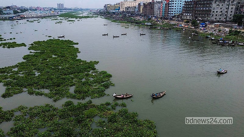 বর্ষায় নতুন পানি আসায় বুড়িগঙ্গা নদীর চিরচেনা কালো পানি আর নেই। দুর্গন্ধও কমে গেছে