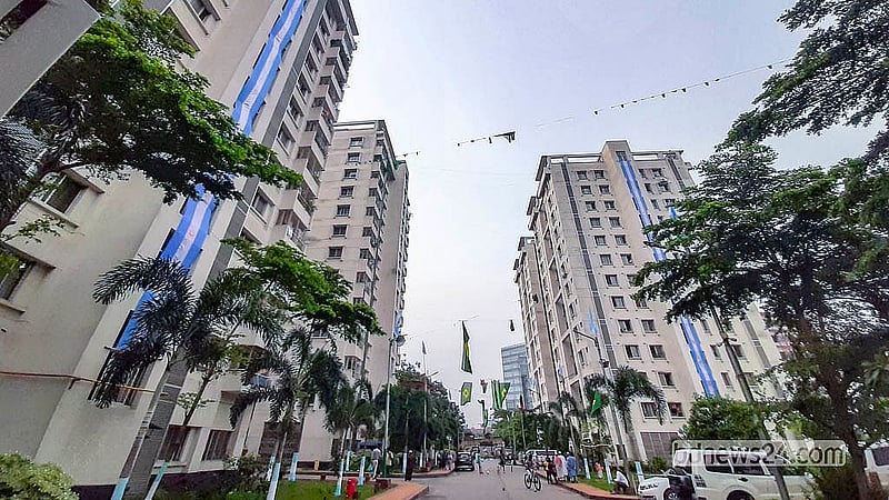 ঢাকায় তেজগাঁও সরকারি কর্মকর্তা-কর্মচারী কোয়ার্টারে টানানো হয়েছে আর্জেন্টিনার দীর্ঘ পতাকা