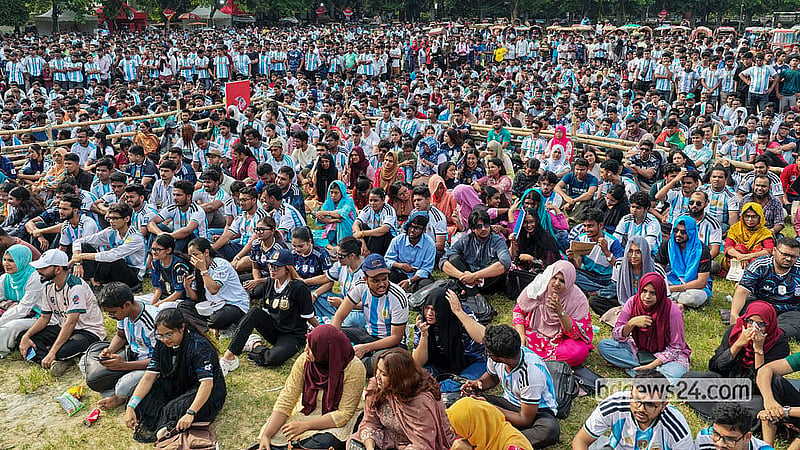বড় পর্দায় আর্জেন্টিনার খেলা দেখতে রোববার ঢাকা বিশ্ববিদ্যালয়ের মুহসীন হল মাঠে মেসি সমর্থকদের উপচে পড়া ভিড়