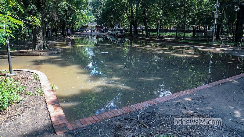 টানা কয়েকদিন বৃষ্টির কারণে রাজধানীর রমনা লেক উপচে পার্কেও পানি প্রবেশ করেছে। মঙ্গলবার বৃষ্টি না হওয়া কমতে শুরু করেছে পানি