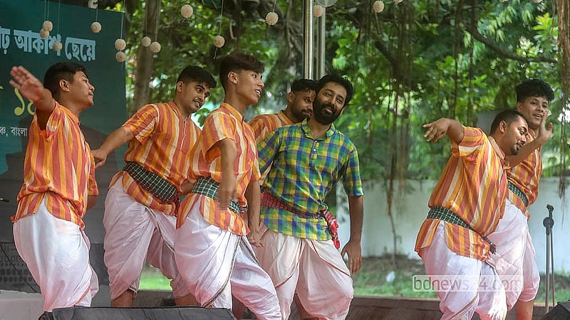 বাংলা একাডেমির নজরুল মঞ্চে সোমবার উদীচী শিল্পীগোষ্ঠীর বর্ষা উৎসবে নৃত্য পরিবেশন করেন ‘বহর’ শিল্পীগোষ্ঠীর শিল্পীরা