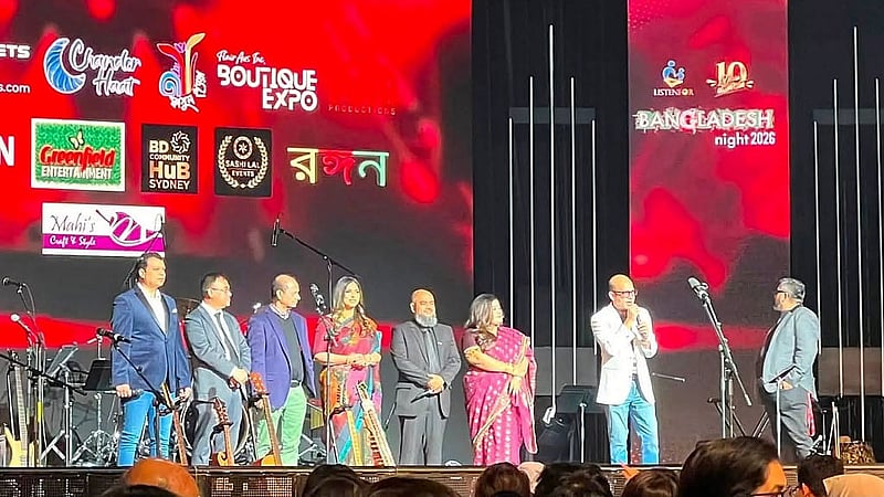 সিডনির মঞ্চে রুনা লায়লা; ছবি তুলেছেন তুমন আহসান