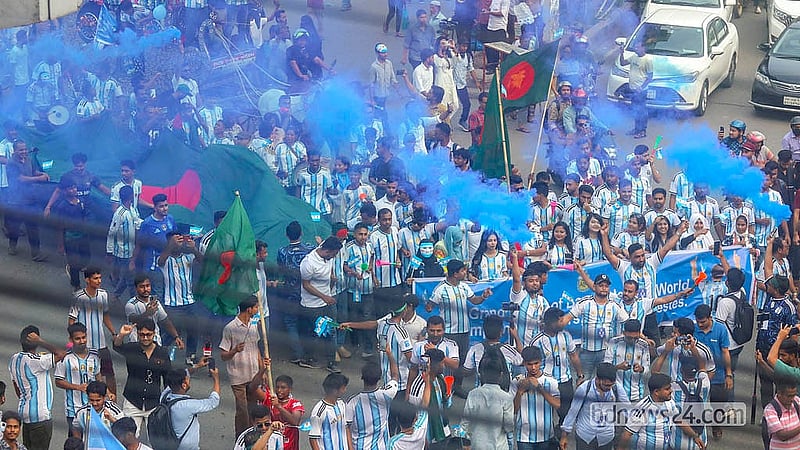 ঢাকায় আর্জেন্টিনার সমর্থনে শোভাযাত্রায় তুলে ধরা হয় বাংলাদেশের জাতীয় পতাকা। শাহবাগ থেকে শুরু হয়ে এ শোভাযাত্রা শেষ হয় ধানমন্ডির রবীন্দ্র সরোবরে