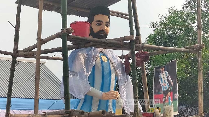 গোপালগঞ্জের মুকসুদপুরে বিশ্বকাপ ফুটবলকে ঘিরে নির্মাণ করা হয়েছে আর্জেন্টিনার ফুটবল তারকা লিওনেল মেসির ১৬ ফুট উচ্চতার একটি ভাস্কর্য। ছবি: বিডিনিউজ টোয়েন্টিফোর ডটকম