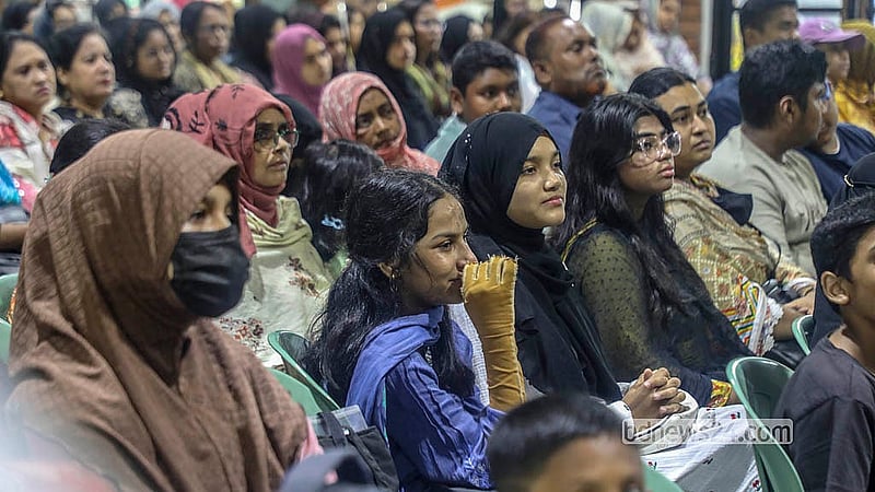 প্রশিক্ষণ বিমান বিধ্বস্তের ঘটনায় হতাহতদের স্মরণে মঙ্গলবার মাইলস্টোন স্কুল অ্যান্ড কলেজ ক্যাম্পাসে স্মরণসভা আয়োজন করা হয়। এতে উপস্থিত ছিলেন সেদিন আহত হওয়া শিক্ষার্থীরাও