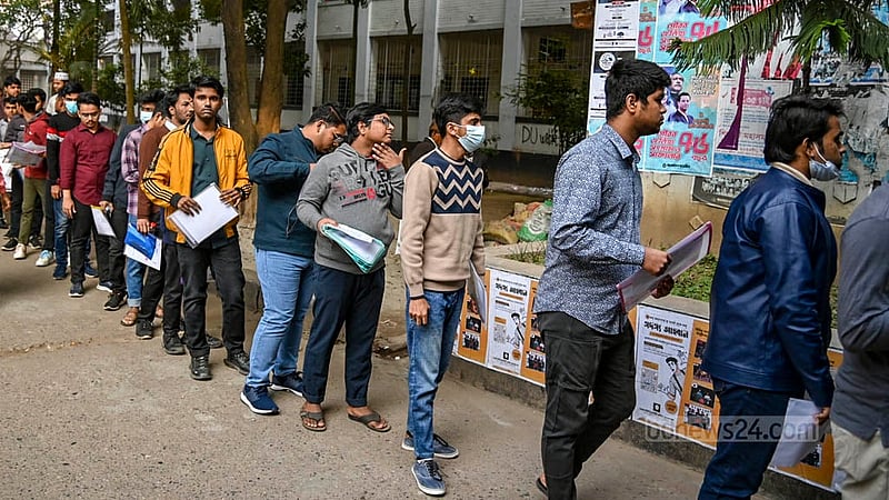 এমবিবিএস ভর্তি পরীক্ষা দিতে ঢাকা বিশ্ববিদ্যালয়ের কলাভবন কেন্দ্রে প্রবেশ করছেন শিক্ষার্থীরা