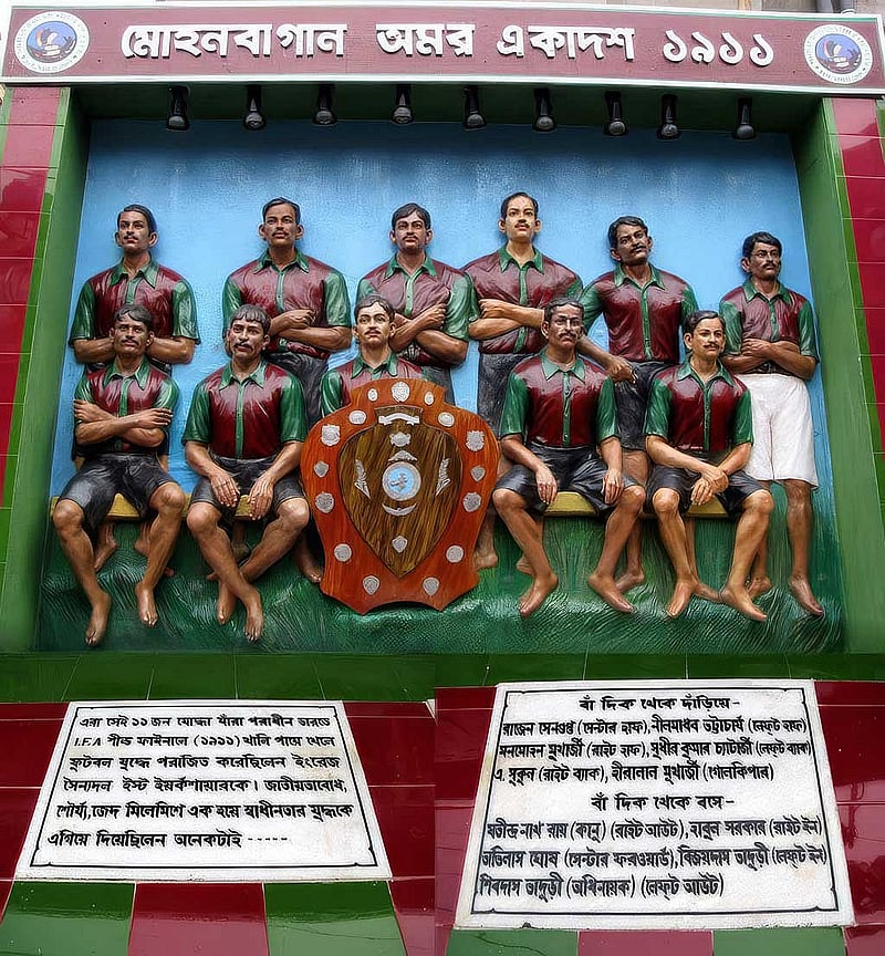 ১৯১১ সালের ২৯ জুলাই ব্রিটিশ শক্তির দম্ভ চূর্ণ করে আইএফএ শিল্ড জয়ী ঐতিহাসিক মোহনবাগান একাদশ। ক্লাবের সামনে স্থাপিত এই অমর ম্যুরালটি কেবল ফুটবলে বিজয়ের স্মারক নয়; ব্রিটিশ ঔপনিবেশিক শাসনের বিরুদ্ধে বাঙালির জাতীয়তাবাদী জাগরণ ও প্রতিরোধের প্রতীকও।
