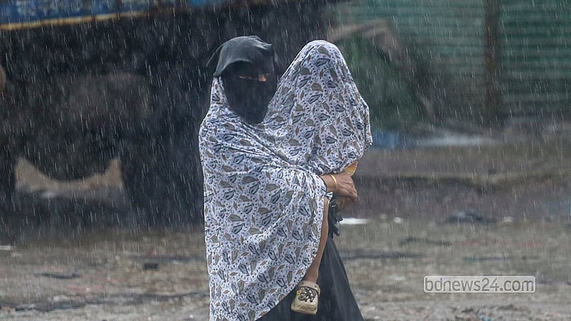 রাজধানীতে বৃহস্পতিবার দুপুরের বৃষ্টিতে ভোগান্তিতে পড়ে মানুষ