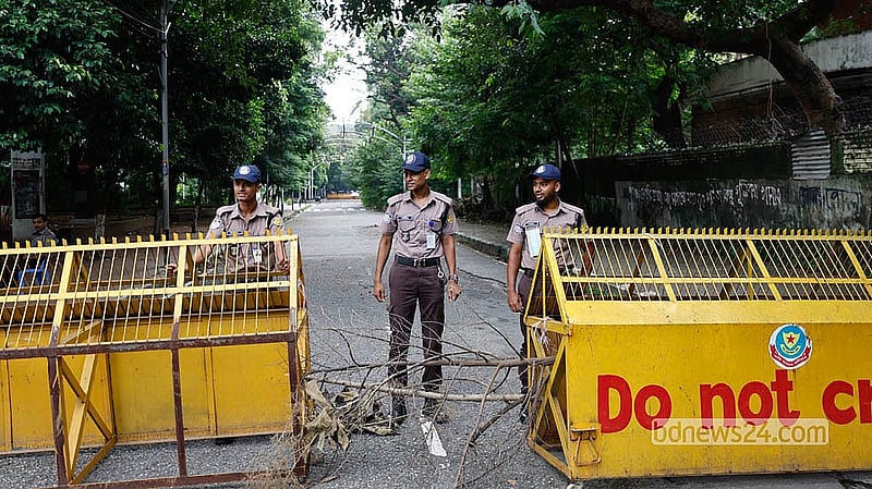 ধানমন্ডির ৩২ নম্বর সড়কে কড়া নিরাপত্তা