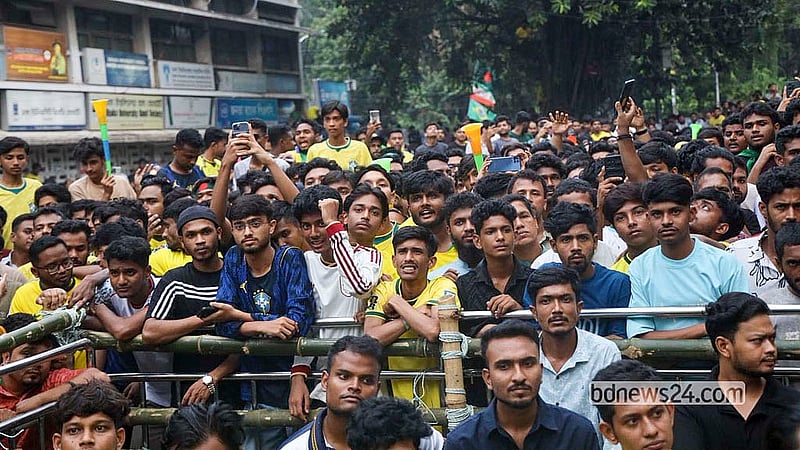 বড় পর্দায় ব্রাজিল বনাম হাইতির খেলা দেখতে শনিবার সকালে ঢাকা বিশ্ববিদ্যালয়ের টিএসসির পায়রা চত্বরে সমর্থকদের উপচে পড়া ভিড়। বিশ্বকাপের ‘সি’ গ্রুপের ম্যাচে হাইতিকে ৩-০ গোলে হারায় ব্রাজিল। একাদশে ফেরার ম্যাচে জোড়া গোল করেন মাতেউস কুইয়া, বাকি গোলটি আসে ভিনিসিউস জুনিয়রের পা থেকে