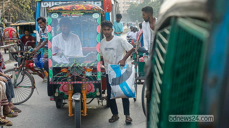 বাসাবাড়ি থেকে সংগ্রহ করা কোরবানির মাংস বিক্রির জন্য অনেকেই নিয়ে আসেন নয়াবাজারের অস্থায়ী বাজারে