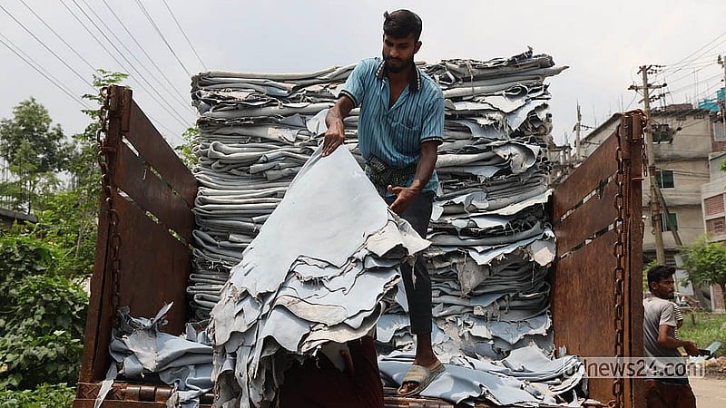 চামড়া সংরক্ষণের প্রাথমিক ধাপ শেষে সাভারের চামড়া শিল্পনগরী থেকে তা নিয়ে যাওয়া হচ্ছে বিভিন্ন কারখানায়