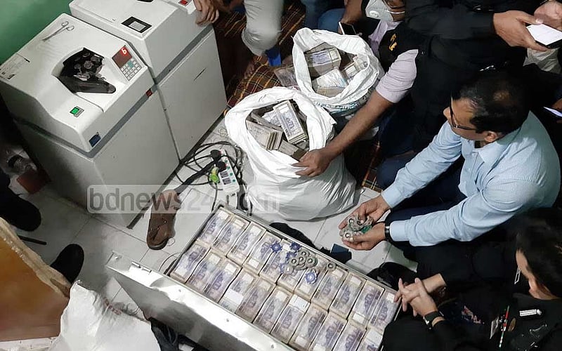 ক্যাসিনোকাণ্ডে গ্রেপ্তার গেণ্ডারিয়া আওয়ামী লীগের সাবেক নেতা এনামুল হক এনু ও তার ভাই রুপন ভূঁইয়ার পুরান ঢাকার লালমোহন সাহা স্ট্রিটের ১১৯/১ হোল্ডিংয়ে মমতাজ ভিলায় অভিযান চালিয়ে পাঁচটি সিন্দুক থেকে ২৬ কোটি টাকা উদ্ধার করেছে র‌্যাব।