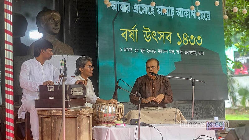 বাংলা একাডেমির নজরুল মঞ্চে সোমবার উদীচী শিল্পীগোষ্ঠীর বর্ষা উৎসবের শুরুতে ‘রাগ’ সংগীত পরিবেশন করেন শিল্পী জাবীর ইমাম খান শাহী
