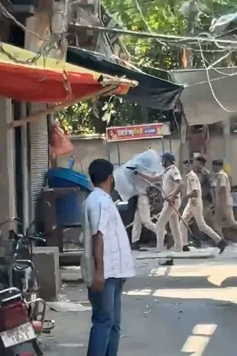 ভিডিওতে পুলিশ কর্মকর্তাদের বিক্ষোভকারী শিক্ষার্থীদের লক্ষ্য করে গুলি চালাতে দেখা যায়। ছবি: এনডিটিভি