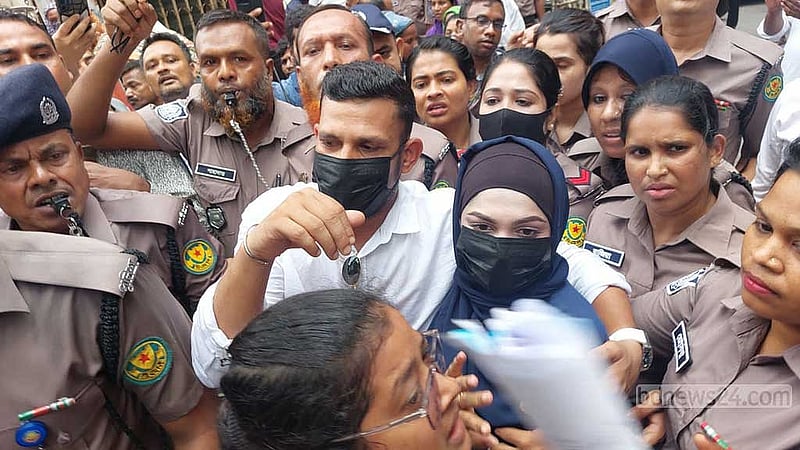 ১০ জুন রায়ের দিন আদালতে ক্রিকেটার নাসির হোসেন ও তার স্ত্রী তামিমা সুলতানা তাম্মি।