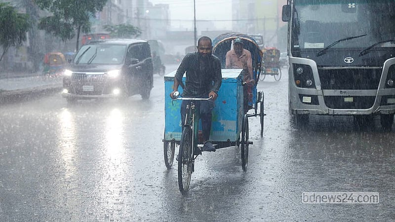 দেশের বিভিন্ন স্থানের মত বুধবারও প্রায় সারা দিন থেমে থেমে বৃষ্টি ঝরেছে রাজধানীতে। এতে কর্মজীবী মানুষেরা পড়েছেন দুর্ভোগে। বৃষ্টিতে ভিজেই অনেকে ছুটছেন গন্তব্যে