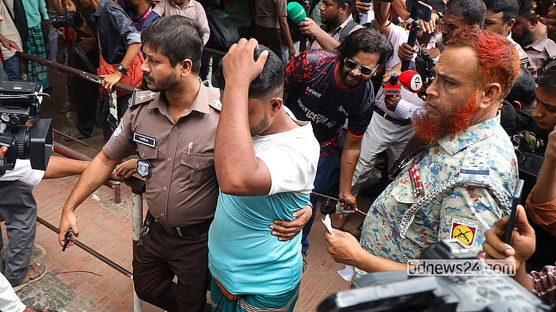 বঙ্গবন্ধু শেখ মুজিবুর রহমানের শাহাদৎ বার্ষিকীতে ধানমন্ডি ৩২ নম্বরে ফুল দিতে আসা এক ব্যক্তিকে বহনকারী রিকশাওয়ালাকে মারধর করার পর তাকে হেফাজতে নেয় পুলিশ